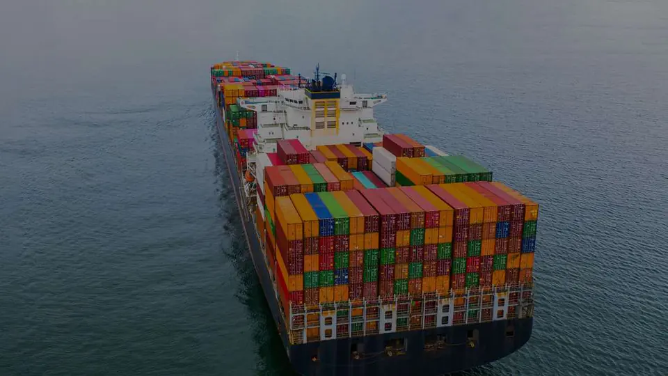 Portacontenedores cargado navegando en mar abierto, visto desde arriba