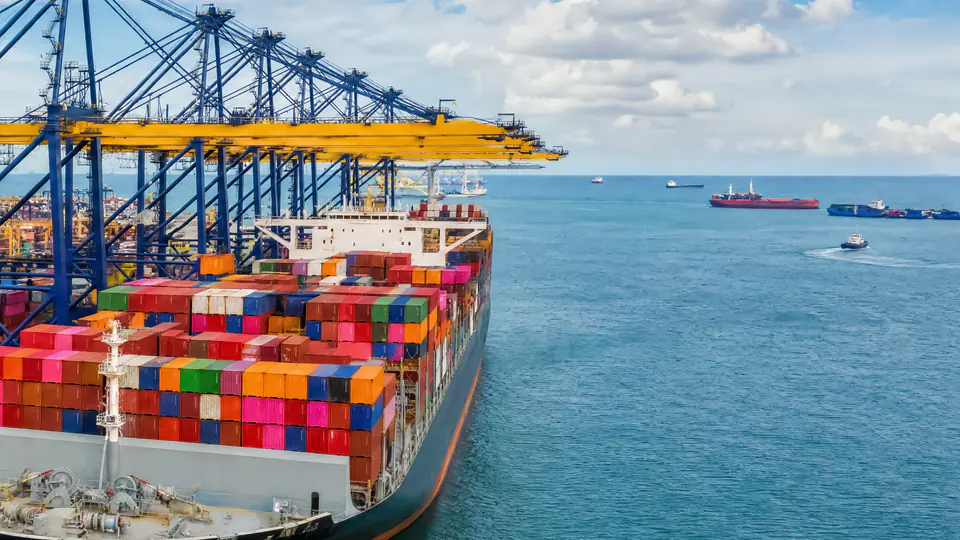 Buque portacontenedores en una terminal con grúas de muelle