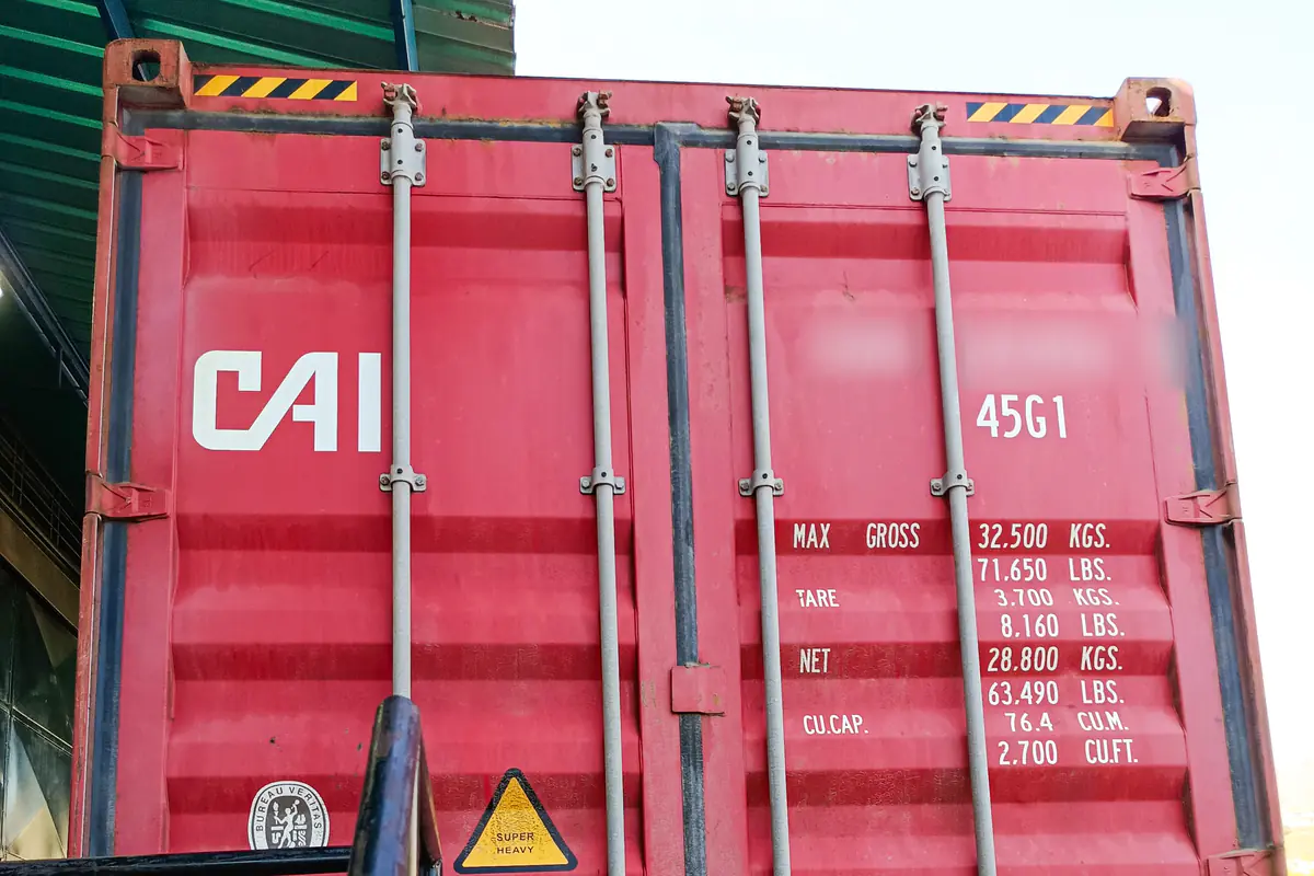 Puertas traseras de un contenedor rojo sobre un remolque
